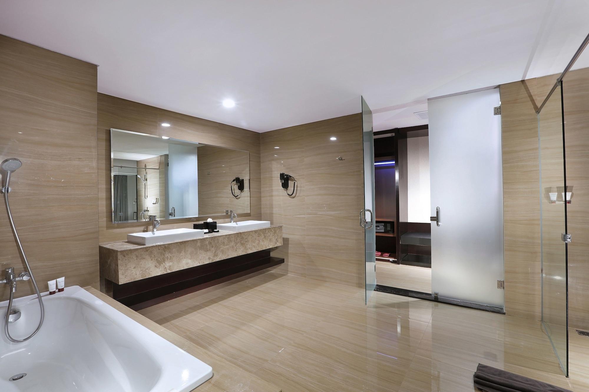 The Alana Hotel & Convention Center Solo By Aston Extérieur photo