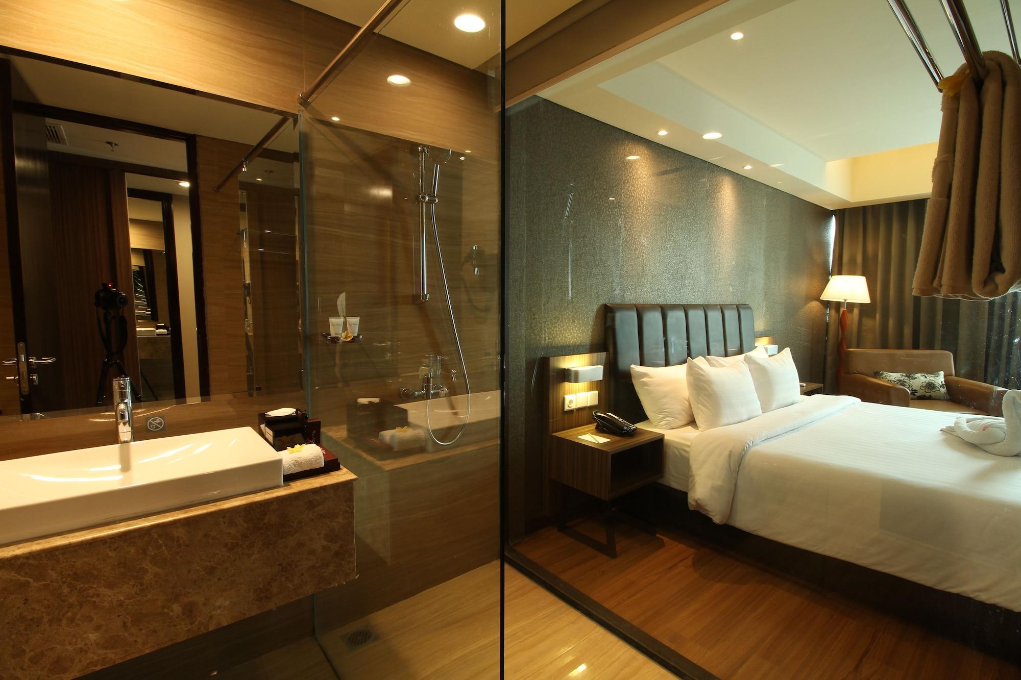 The Alana Hotel & Convention Center Solo By Aston Extérieur photo