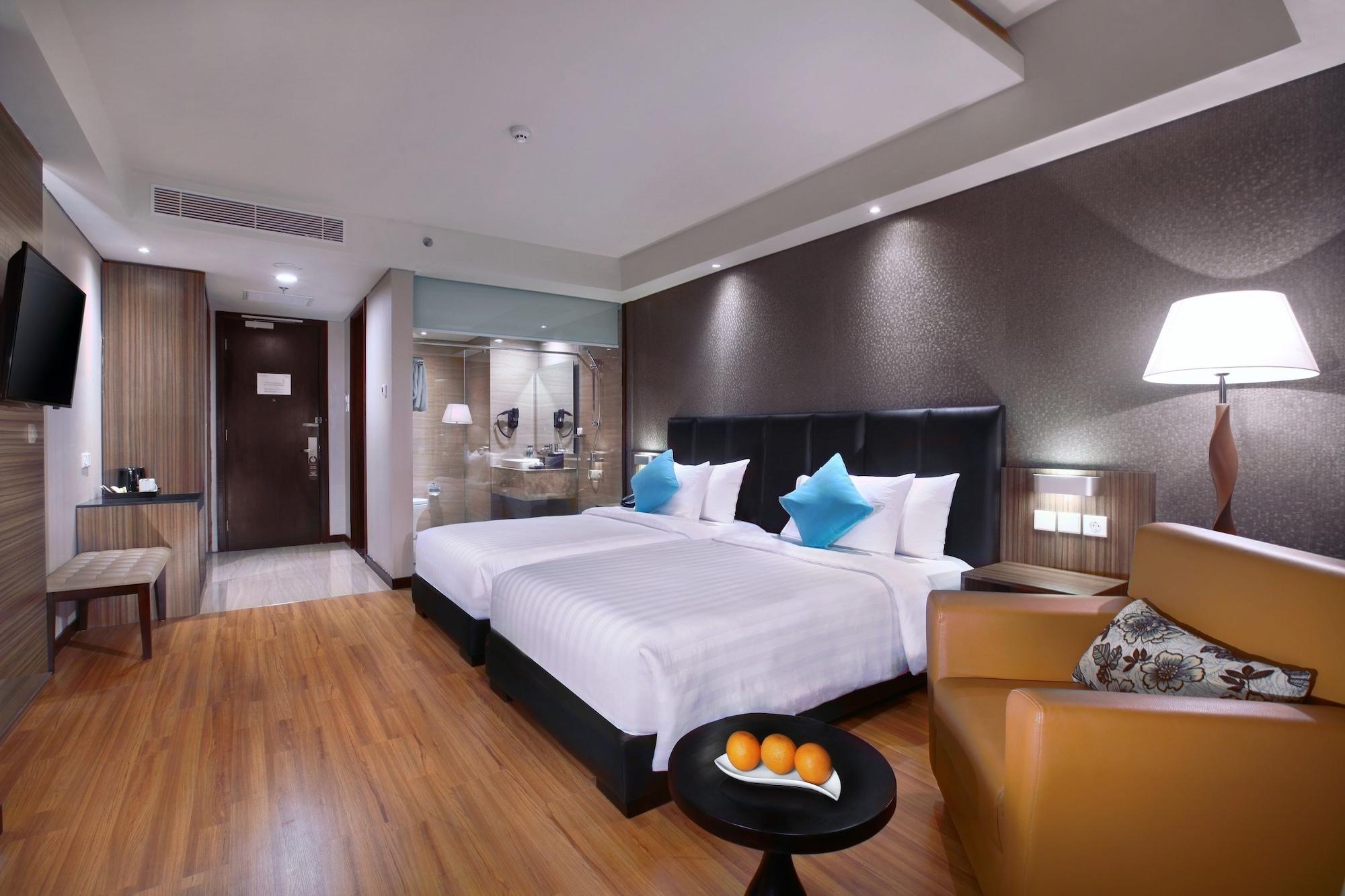 The Alana Hotel & Convention Center Solo By Aston Extérieur photo