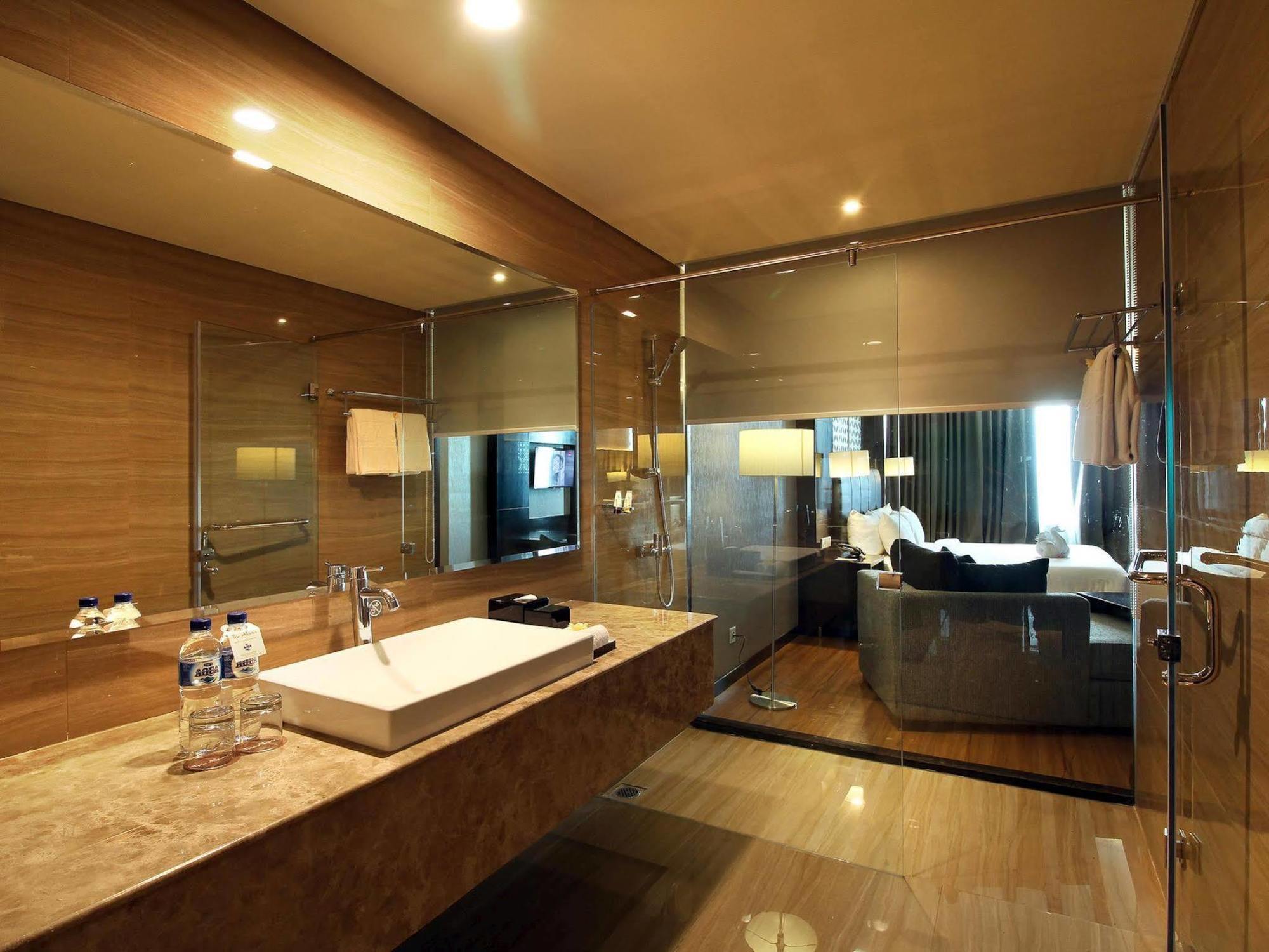 The Alana Hotel & Convention Center Solo By Aston Extérieur photo