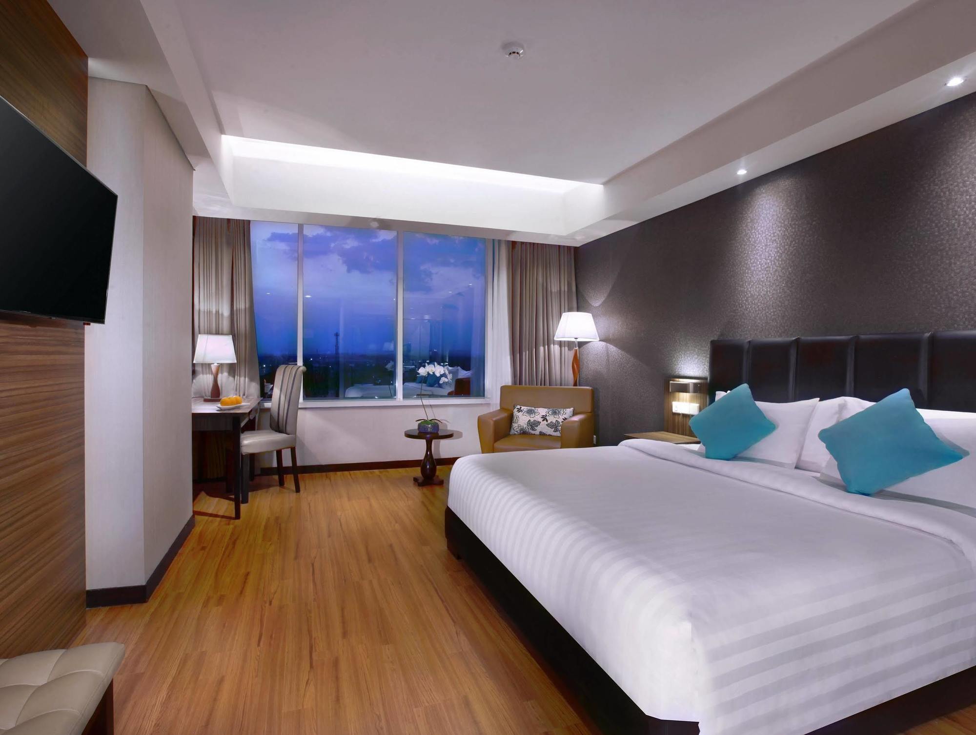The Alana Hotel & Convention Center Solo By Aston Extérieur photo